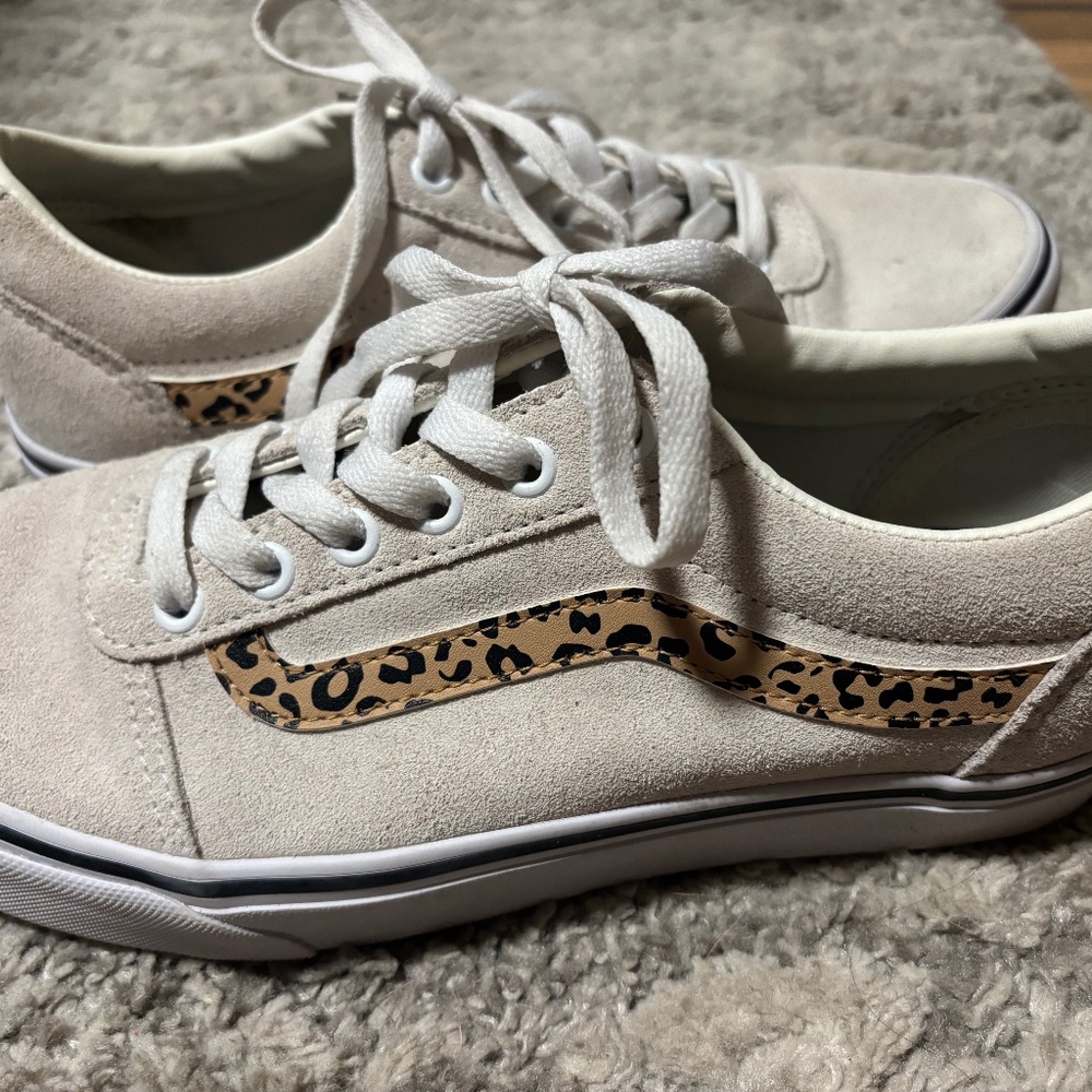 Vans, cheetah old school tie